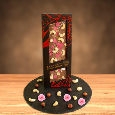 Čokoláda mléčná - EXCLUSIVE - s kešu oříšky, lískovými oříšky, růžemi a zlatými krystalky - 135 g