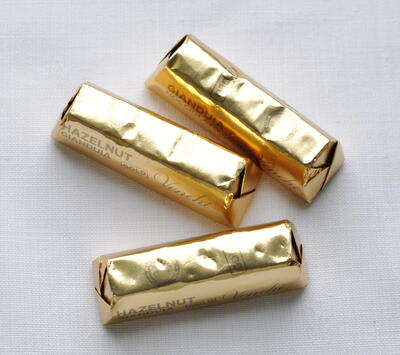 Čokoláda Venchi - zlatá cihlička - mléčná s lískovými oříšky - 16 g