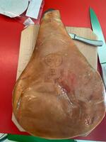 foto-LEVONI-prosciutto-San-Martino-intero-03.JPG