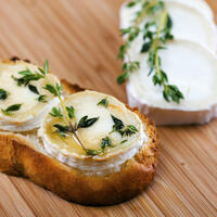 syr-fr-Buche-di-Chevre-i94789-tartine-fine-de-chevre-fondu.jpg