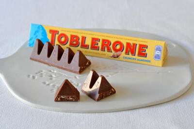 Čokoláda Toblerone - se slanými mandlemi - 100 g
