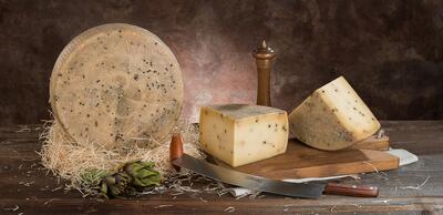 Sýr Pecorino PEPATO - ovčí sýr s černým pepřem ze Sicilie