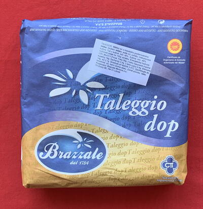 Sýr TALEGGIO DOP- sýr ve tvaru čtverce s jemnou plísní